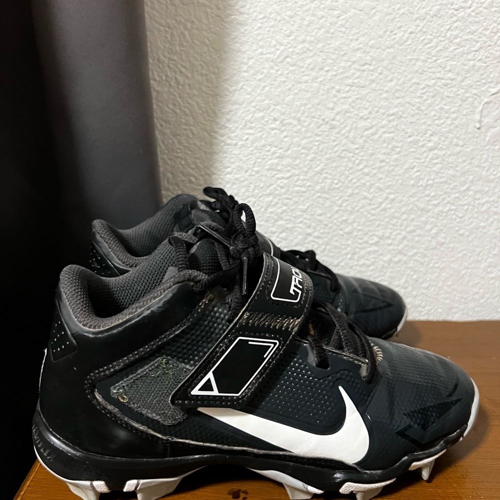 Girls nike softball cleats